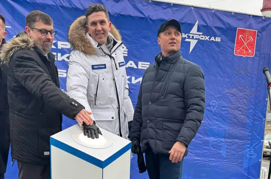 В Петербурге открылся крупнейший зарядный хаб для электромобилей